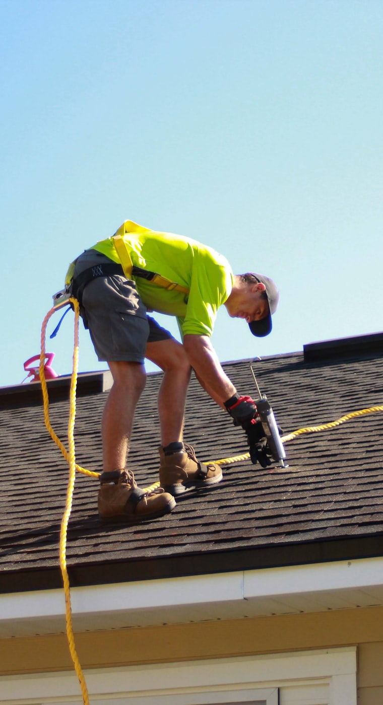 Technicien Logisolution en intervention sur une toiture